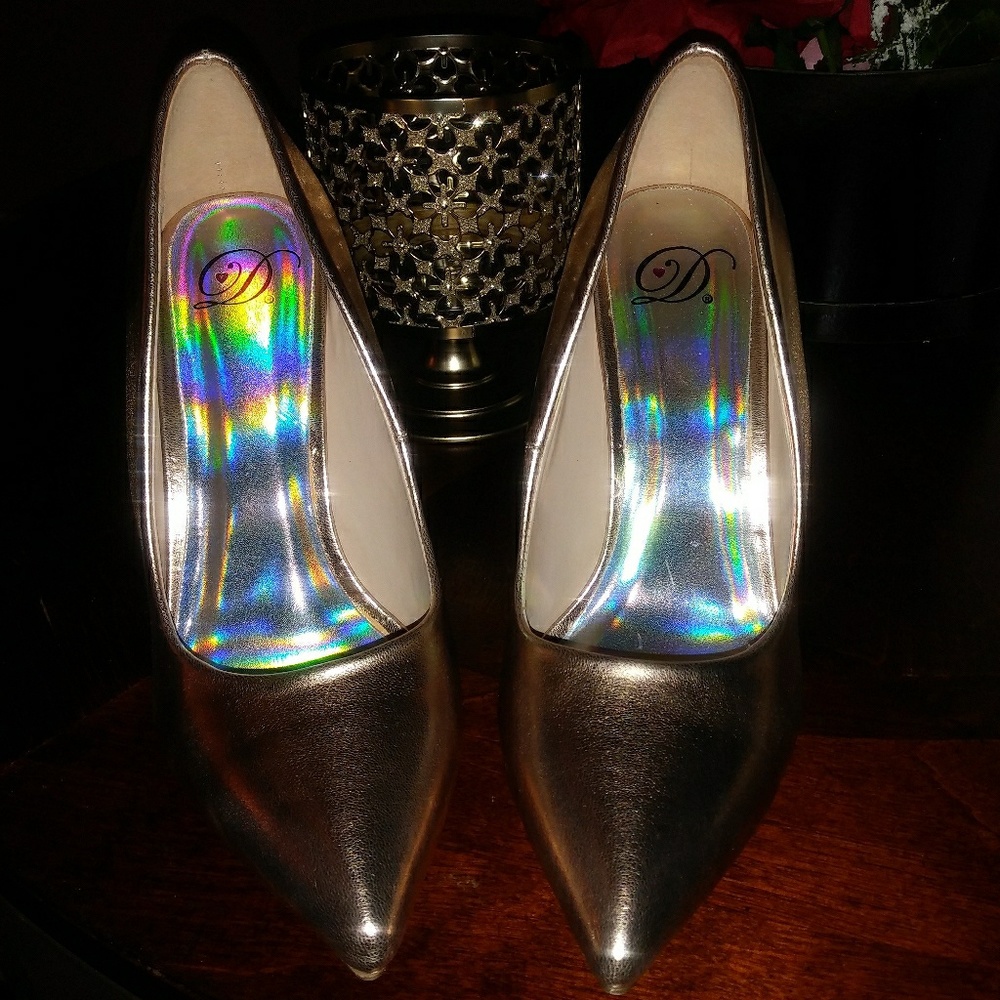 SOLD!!! Metallic Gold Pumps 7 1/2 Worn Once